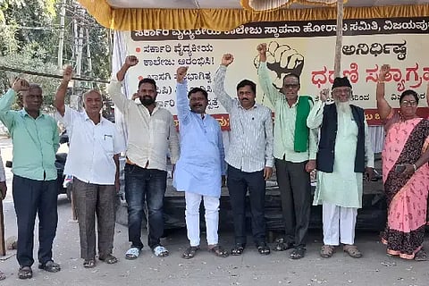 ವಿಜಯಪುರ ನಗರದ ಡಾ.ಬಿ.ಆರ್. ಅಂಬೇಡ್ಕರ್ ವೃತ್ತದ ಬಳಿಯ ಧರಣಿ ಸ್ಥಳದಲ್ಲಿ ಸರ್ಕಾರಿ ವೈದ್ಯಕೀಯ ಕಾಲೇಜ್ ಹೋರಾಟ ಸಮಿತಿ ಪದಾಧಿಕಾರಿಗಳು ಶಾಸಕ ಬಸನಗೌಡ ಪಾಟೀಲ ಯತ್ನಾಳ ವಿರುದ್ಧ ಆಕ್ರೋಶ ಹೊರಹಾಕಿದರು. ಸದಸ್ಯರಾದ ಅರವಿಂದ ಕುಲಕರ್ಣಿ, ಬಿ.ಭಗವಾನ್ ರೆಡ್ಡಿ, ಅನಿಲ ಹೊಸಮನಿ, ಅಕ್ರಂ ಮಾಶ್ಯಾಳಕರ ಮತ್ತಿತರರಿದ್ದಾರೆ.