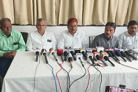 ವಿಜಯಪುರ ನಗರದ ಖಾಸಗಿ ಹೊಟೇಲ್‌ನಲ್ಲಿ ಸರ್ಕಾರಿ ವೈದ್ಯಕೀಯ ಕಾಲೇಜ್ ಹೋರಾಟಗಾರರನ್ನು ಬೆಂಬಲಿಸಿ ವಿವಿಧ ಸಂಘಟನೆಗಳ ಮುಖಂಡರು ಜಂಟಿ ಸುದ್ದಿಗೋಷ್ಠಿ ನಡೆಸಿದರು. ಎಸ್.ಎಂ. ಪಾಟೀಲ ಗಣಿಹಾರ, ಎಂ.ಸಿ. ಮುಲ್ಲಾ, ಡಾ.ರವಿ ಬಿರಾದಾರ ಮತ್ತಿತರರಿದ್ದಾರೆ.