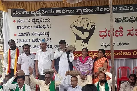 ವಿಜಯಪುರ ನಗರದ ಡಾ.ಬಿ.ಆರ್. ಅಂಬೇಡ್ಕರ್ ವೃತ್ತದಲ್ಲಿ ‘ಸರ್ಕಾರಿ ವೈದ್ಯಕೀಯ ಕಾಲೇಜು ಹೋರಾಟ ಸಮಿತಿ’ ಪದಾಧಿಕಾರಿಗಳು ತಲೆ ಮೇಲೆ ಕಲ್ಲು ಹೊತ್ತು ಪ್ರತಿಭಟಿಸಿದರು. ಅರವಿಂದ ಕುಲಕರ್ಣಿ, ಮಲ್ಲಿಕಾರ್ಜುನ ಬಟಗಿ, ಸಿದ್ಧಲಿಂಗ ಬಾಗೇವಾಡಿ ಮತ್ತಿತರರಿದ್ದಾರೆ.