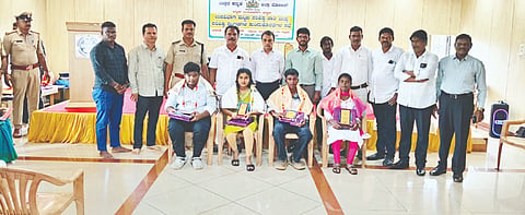 ಭಟ್ಕಳ ಉಪವಿಭಾಗ ಮಟ್ಟದ ಪರಿಶಿಷ್ಟ ಜಾತಿ ಪರಿಶಿಷ್ಟ ಪಂಗಡಗಳ ಕುಂದುಕೊರತೆ ಪರಿಶೀಲನೆ ಸಭೆಯಲ್ಲಿ ಪ್ರತಿಭಾನ್ವಿತ ವಿದ್ಯಾರ್ಥಿಗಳನ್ನು ಗೌರವಿಸಲಾಯಿತು. ಎಸಿ ಮಹೇಶ ಜೆ., ಡಿವೈಎಸ್ಪಿ ಗಿರೀಶ, ತಹಸೀಲ್ದಾರ್ ಪ್ರವೀಣ ಕರಾಂಡೆ, ನಗರಸಭೆ ಮುಖ್ಯಾಧಿಕಾರಿ ಬಾಬಾಸಾಹೇಬ್ ಮಾನೆ, ಇಒ ಸುನೀಲ ಇತರರಿದ್ದರು.