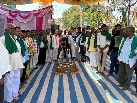 MAIZE ಬೆಂಬಲ ಬೆಲೆಗೆ ಗೋವಿನಜೋಳ ಖರೀದಿ ಆರಂಭಿಸಲು ಆಗ್ರಹಿಸಿ ಲಕ್ಷ್ಮೇಶ್ವರದಲ್ಲಿ ರೈತರು ನಡೆಸುತ್ತಿರುವ ಅಹೋರಾತ್ರಿ ಧರಣಿಯಲ್ಲಿ ಸೋಮವಾರ ಗೋಪೂಜೆ ನೆರವೇರಿಸಲಾಯಿತು.