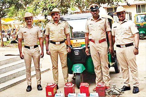 ಮಾಗಡಿ ಠಾಣೆ ಪೊಲೀಸರು ಆರೋಪಿಗಳಿಂದ ವಶಪಡಿಸಿಕೊಂಡಿರುವ ವಸ್ತುಗಳು. ಅಪರ ಪೊಲೀಸ್​ ಅಧೀಕ್ಷಕ ರಾಮಚಂದ್ರಯ್ಯ ಎನ್​.ಎಚ್​., ರಾಜೇಂದ್ರ ಪ್ರಸಾದ್​ ಹಾಗೂ ಮಾಗಡಿ ಉಪವಿಭಾಗದ ಉಪಾಧೀಕ್ಷಕ ಪ್ರವಿಣ್​ ಎಂ., ಇನ್​ಸ್ಪೆಕ್ಟರ್​ ಜಿ.ವೈ.ಗಿರಿರಾಜ್​ ಇತರರಿದ್ದರು.