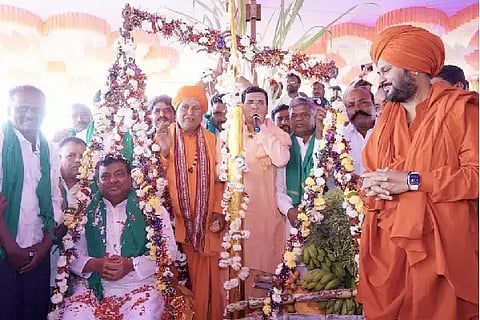 ವಿಜಯಪುರ ಜಿಲ್ಲೆಯ ತಿಕೋಟಾದಲ್ಲಿ ರೈತರು ಸಚಿವ ಎಂ. ಬಿ. ಪಾಟೀಲ ಅವರನ್ನು ಕೃಷಿ ಉತ್ಪನ್ನಗಳಿಂದ ತುಲಾಭಾರ ಮಾಡಿದರು. ಶಿವಬಸವ ಶಿವಾಚಾರ್ಯರು, ಅಭಿನವ ಮುರುಗೇಂದ್ರ ಶಿವಾಚಾರ್ಯರು, ಶಶಿಕಾಂತ ಗುರೂಜಿ, ಚುನ್ನಪ್ಪಾ ಪೂಜೇರಿ, ಸಾತಲಿಂಗಯ್ಯ ಸಾಲಿಮಠ ಮತ್ತಿತರರಿದ್ದಾರೆ.