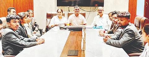 ನಂಜನಗೂಡು ತಾಂಡವಪುರದ ಎಂಐಟಿ ಕಾಲೇಜಿನಲ್ಲಿ ಕ್ಯೂ ಸ್ಪೈಡರ್ಸ್ ಕಂಪನಿಯಿಂದ ಗುರುವಾರ ಕ್ಯಾಂಪಸ್ ನೇಮಕಾತಿ ಆಯೋಜಿಸಲಾಗಿತ್ತು.