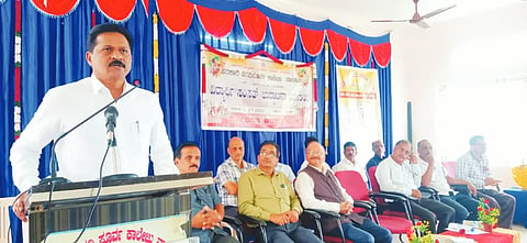ಸಿದ್ದಾಪುರ ತಾಲೂಕಿನ ನಾಣಿಕಟ್ಟಾ ಸರ್ಕಾರಿ ಪಪೂ ಕಾಲೇಜಿನ ವಿದ್ಯಾಥಿರ್ ಸಂಸತ್​ ಉದ್ಘಾಟಿಸಿ ಶಾಸಕ ಭೀಮಣ್ಣ ನಾಯ್ಕ ಮಾತನಾಡಿದರು. ಎಂ.ಕೆ. ನಾಯ್ಕ, ಮಹೇಶ ಹೆಗಡೆ, ರತ್ನಾಕರ ಹೆಗಡೆ ಹಾಗೂ ಕಾಲೇಜು ಅಭಿವೃದ್ಧಿ ಸಮಿತಿ ಸದಸ್ಯರಿದ್ದರು.