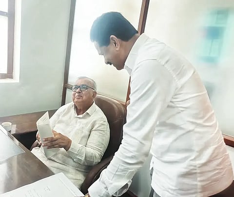 ಕಸ್ತೂರಿ ರಂಗನ್​ ವರದಿ ಜಾರಿಯಿಂದ ಶಿರಸಿ ಸಿದ್ದಾಪುರದ ಜನ ಜೀವನದಲ್ಲಿ ಉಂಟಾಗುವ ಸಮಸ್ಯೆ ಬಗ್ಗೆ ಶಾಸಕ ಭೀಮಣ್ಣ ನಾಯ್ಕ ಸಚಿವ ರಾಮಲಿಂಗಾರೆಡ್ಡಿಗೆ ಮನವಿ ಸಲ್ಲಿಸಿದರು.