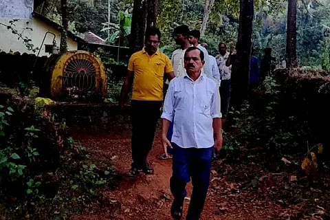 ಗೋಕರ್ಣದ ಅಘನಾಶಿನಿ ನದಿ ಹಿನ್ನೀರಿನ ಹೊಸ್ಕಟ್ಟ ಗ್ರಾಮದಲ್ಲಿನ ಶಾಲೆಗೆ ಹೋಗುವ ಅಪಾಯಕಾರಿ ಇಕ್ಕಟ್ಟಾದ ಕಾಲುದಾರಿಯನ್ನು ಶಾಸಕ (MLA) ದಿನಕರ ಶೆಟ್ಟಿ ಗ್ರಾಮಸ್ಥರೊಂದಿಗೆ ಖುದ್ದಾಗಿ ಪರಿಶೀಲಿಸಿದರು. ಮಹೇಶ ಎನ್. ನಾಯಕ, ಶಿವಾನಂದ ಹೊಸ್ಕಟ್ಟ, ಪ್ರಮೋದ ಹೊಸ್ಕಟ್ಟ, ನಾಗರಾಜ ಹೊಸ್ಕಟ್ಟ, ಭಾಸ್ಕರ ಹೊಸ್ಕಟ್ಟ ಇತರರಿದ್ದರು.