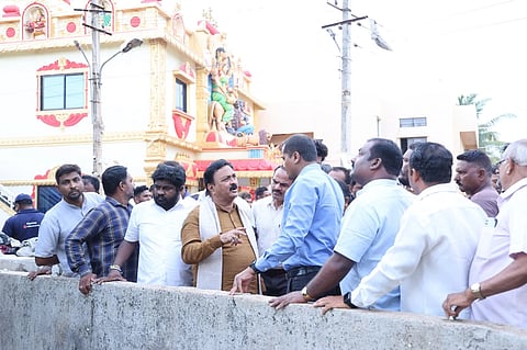 rainy ಹುಬ್ಬಳ್ಳಿಯ ಜಗದೀಶ ನಗರದಲ್ಲಿ ಮಳೆಗಾಲದ ಮುನ್ನೆಚ್ಚರಿಕೆ ಕ್ರಮಗಳ ಕುರಿತು ಶಾಸಕ ಮಹೇಶ ಟೆಂಗಿನಕಾಯಿ ಅವರು ಮಹಾನಗರ ಪಾಲಿಕೆ ಅಧಿಕಾರಿಗಳೊಂದಿಗೆ ರ್ಚಚಿಸಿದರು. 