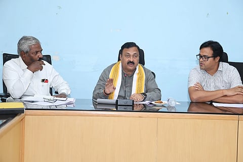 time ಫ್ಲೈ ಓವರ್ ಕಾಮಗಾರಿ ಕುರಿತು ಹುಬ್ಬಳ್ಳಿಯಲ್ಲಿ ಏರ್ಪಡಿಸಿದ್ದ ಪ್ರಗತಿ ಪರಿಶೀಲನಾ ಸಭೆಯಲ್ಲಿ ಶಾಸಕ ಮಹೇಶ ಟೆಂಗಿನಕಾಯಿ ಮಾತನಾಡಿದರು. 