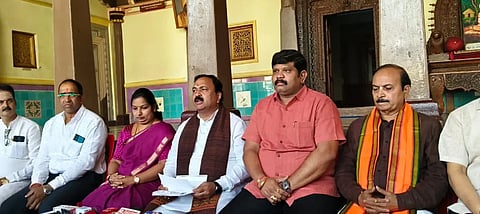 Jaggalagi ಸುದ್ದಿಗೋಷ್ಠಿಯಲ್ಲಿ ಮಾಹಿತಿ ನೀಡಿದ ಜಗ್ಗಲಗಿ ಹಬ್ಬದ ಆಯೋಜಕರಾದ ಶಾಸಕ ಮಹೇಶ ಟೆಂಗಿನಕಾಯಿ.