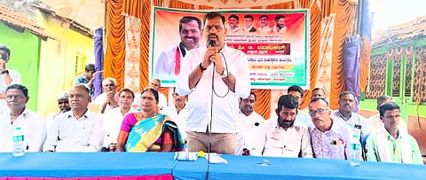 ಸಾಲಿಗ್ರಾಮ ತಾಲೂಕು ಗಾಯನಹಳ್ಳಿ ಗ್ರಾಮದಲ್ಲಿ ವಾಲ್ಮೀಕಿ ಭವನ ನಿರ್ಮಾಣಕ್ಕೆ ಶಾಸಕ ಡಿ.ರವಿಶಂಕರ್ ಭೂಮಿಪೂಜೆ ಸಲ್ಲಿಸಿ ಮಾತನಾಡಿದರು. ಶಿವಣ್ಣ, ಮಹಾದೇವ್, ಶಂಕರ ಮೂರ್ತಿ, ಪ್ರಭಾಕರ್, ಮಂಜುನಾಥ್ ಇದ್ದರು.
