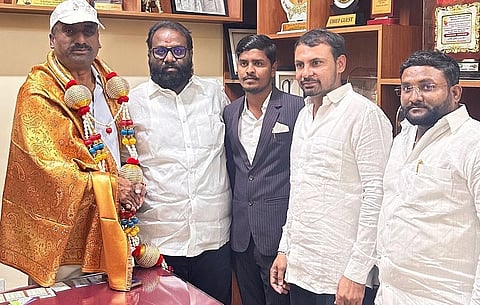 ಹಜ್ ಯಾತ್ರೆಯಿಂದ ಮರಳಿದ ಬೀದರ್ ಶಾಸಕ ರಹೀಂಖಾನ್ ಅವರನ್ನು ಬೆಂಗಳೂರಿನಲ್ಲಿ ಕಾಂಗ್ರೆಸ್ ಕಿಸಾನ್ ವಿಭಾಗದ ರಾಷ್ಟ್ರೀಯ ಜಂಟಿ ಸಂಯೋಜಕ ಜಾನಸನ್ ಘೋಡೆ ಸನ್ಮಾನಿಸಿದರು