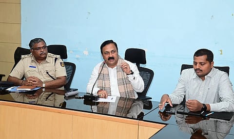 team ಮಳೆ ಹಾಗೂ ಬಿರುಗಾಳಿಯಿಂದ ಹು-ಧಾ ಸೆಂಟ್ರಲ್ ಕ್ಷೇತ್ರದಲ್ಲಿ ಉಂಟಾಗಿರುವ ಸಮಸ್ಯೆಗಳ ಕುರಿತು ಶಾಸಕ ಮಹೇಶ ಟೆಂಗಿನಕಾಯಿ ಹುಬ್ಬಳ್ಳಿಯಲ್ಲಿ ವಿವಿಧ ಇಲಾಖೆಗಳ ಅಧಿಕಾರಿಗಳೊಂದಿಗೆ ಸಭೆ ನಡೆಸಿದರು. 