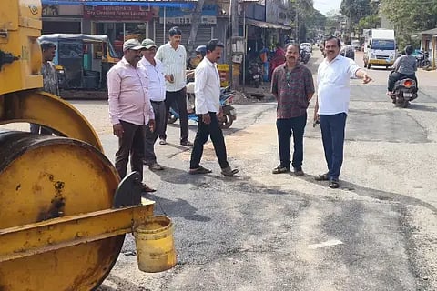 ಕುಮಟಾ ಹಳೆ ಬಸ್ ನಿಲ್ದಾಣ ಬಳಿ ರಸ್ತೆ ದುರಸ್ತಿ (Road Repair) ಕಾಮಗಾರಿಯನ್ನು ಶಾಸಕ ದಿನಕರ ಶೆಟ್ಟಿ ವೀಕ್ಷಿಸಿದರು. 