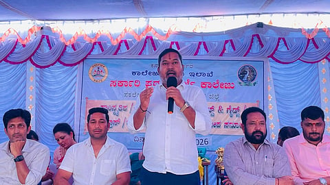 ಸಕಲೇಶಪುರದ ಸರ್ಕಾರಿ ಪ್ರಥಮ ದರ್ಜೆ ಕಾಲೇಜಿನ ಸಾಂಸ್ಕೃತಿಕ, ಕ್ರೀಡಾ, ರಾಷ್ಟ್ರೀಯ ಸೇವಾ ಯೋಜನೆ ಘಟಕಗಳ ಸಮಾರೋಪ ಸಮಾರಂಭದಲ್ಲಿ  ಶಾಸಕ ಸಿಮೆಂಟ್ ಮಂಜು ಮಾತನಾಡಿದರು.ಪ್ರಾಂಶುಪಾಲ ರಮೇಶ್,   ಪ್ರಾಂಶುಪಾಲೆ ಸಹನಾ, ಕಾಲೇಜು ಅಭಿವೃದ್ಧಿ ಸಮಿತಿ ಸದಸ್ಯರಾದ ಪ್ರದೀಪ್, ವಕೀಲ ಸುಧೀಶ್, ಸಮಾಜ ಸೇವಕ ಕೌಶಿಕ್ ಇತರರು ಇದ್ದರು. 