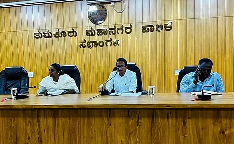 ತುಮಕೂರು ನಗರದಲ್ಲಿ ವಿವಿಧ ಕಾಮಗಾರಿಗಳು ಪ್ರಗತಿಯಲ್ಲಿರುವ ಹಿನ್ನೆಲೆಯ ವಿವಿದ ಇಲಾಖೆಗಳ ಸಮನ್ವಯ ಸಭೆಯಲ್ಲಿ ಶಾಸಕ ಜಿ.ಬಿ.ಜ್ಯೋತಿಗಣೇಶ್​ ಮಾತನಾಡಿದರು. ಬಿ.ಶುಭ, ಎನ್​.ಆರ್​.ಉಮೇಶ್​ ಚಂದ್ರ ಇದ್ದರು. 