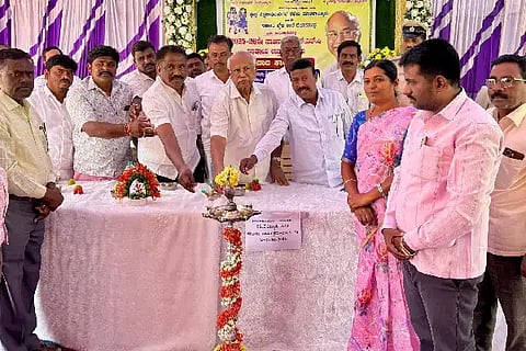 ಮೊಳಕಾಲ್ಮೂರು ತಾಲೂಕಿನ ದೇವಸಮುದ್ರದಲ್ಲಿ ಎಸ್ಸೆಸ್ಸೆಲ್ಸಿ ಫಲಿತಾಂಶ ಸುಧಾರಣೆ ದೃಷ್ಟಿಯಿಂದ ಆಯೋಜಿಸಿದ್ದ ವಿದ್ಯಾರ್ಥಿಗಳೊಂದಿಗೆ ಸಂವಾದ ಕಾರ್ಯಕ್ರಮವನ್ನು ಶಾಸಕ ಎನ್.ವೈ. ಗೋಪಾಲಕೃಷ್ಣ ಉದ್ಘಾಟಿಸಿದರು. ಎಚ್. ಹನುಮಂತಪ್ಪ, ಇ.ನಿರ್ಮಲಾದೇವಿ, ಕೆ. ತಿಪ್ಪೇಸ್ವಾಮಿ, ಎಂ. ಹನುಮಂತಪ್ಪ ಇದ್ದರು.
