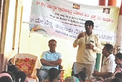 ಮಹಾಲಿಂಗಪುರದ ಕೆಂಗೇರಿಮಡ್ಡಿ ಸರ್ಕಾರಿ ಪ್ರಾಥಮಿಕ ಶಾಲೆಯಲ್ಲಿ ಧರ್ಮಸ್ಥಳ ಗ್ರಾಮಾಭಿವೃದ್ಧಿ ಸಂಸ್ಥೆಯಿಂದ ಹಮ್ಮಿಕೊಂಡಿದ್ದ ವಿಶ್ವ ತಂಬಾಕು ನಿಷೇಧ ದಿನ ಕಾರ್ಯಕ್ರಮದದಲ್ಲಿ ಮಲ್ಲಿಕಾರ್ಜುನ ವಜ್ರಮಟ್ಟಿ ಮಾತನಾಡಿದರು. ಶಂಕರ ಹುಕ್ಕೇರಿ, ಬಸವರಾಜಧಡೂತಿ ಇತರರಿದ್ದರು.