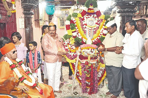 ಮಹಾಲಿಂಗಪುರದಲ್ಲಿ ಮಹಾಲಿಂಗೇಶ್ವರ ಶಿವಯೋಗಿ ರಾಜೇಂದ್ರ ಮಹಾಸ್ವಾಮಿಗಳು ಕಂಬಿ ಮಲ್ಲಯ್ಯನಿಗೆ ಪೂಜೆ ಸಲ್ಲಿಸಿ ಬೆಲ್ಲ ಹಂಚುವ ಕಾರ್ಯಕ್ರಮಕ್ಕೆ ಚಾಲನೆ ನೀಡಿದರು.