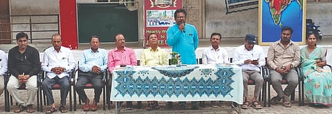 ಮಹಾಲಿಂಗಪುರದ ಕೆ.ಸಿ. ಆಂಗ್ಲ ಮಾಧ್ಯಮ ಶಾಲೆಯಲ್ಲಿ ಕಾರ್ಯನಿರತ ಪತ್ರಕರ್ತರ ಸಂಘ ಹಾಗೂ ರನ್ನ ವಿಚಾರ ವೇದಿಕೆ ಸಂಯುಕ್ತ ಆಶ್ರಯದಲ್ಲಿ ಆಯೋಜಿಸಿದ್ದ ಪತ್ರಕರ್ತ ಪ್ರೊ. ದೇವೇಂದ್ರ ಬಿಸ್ವಾಗರ ಅವರ ಸ್ಮರಣೆ ಕಾರ್ಯಕ್ರಮದಲ್ಲಿ ಉದ್ಯಮಿ ಜಯರಾಮಶೆಟ್ಟಿ ಮಾತನಾಡಿದರು. ಶಿವಾನಂದ ತಿಪ್ಪಾ, ಚೇತನ ಪಾಟೀಲ ಇತರರಿದ್ದರು.