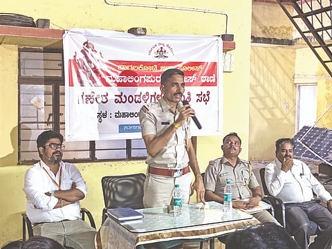 ಮಹಾಲಿಂಗಪುರ ಪೊಲೀಸ್ ಠಾಣೆಯಲ್ಲಿ ಜರುಗಿದ ಶಾಂತಿ ಸಭೆಯಲ್ಲಿ ಸಿಪಿಐ ಆರ್.ಆರ್. ಪಾಟೀಲ ಮಾತನಾಡಿದರು. ಪಿಎಸ್‌ಐ ಪ್ರೀತಮ್ ನಾಯಕ, ರಾಜೇಶ ಬಾಗೋಜಿ ಇತರರಿದ್ದರು.