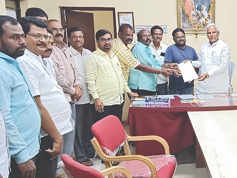 ಮಹಾಲಿಂಗಪುರ ಜಿಎಲ್‌ಬಿಸಿ ಹತ್ತಿರ ಬೆಳವಡಿ ವಡ್ಡರ ಯಲ್ಲಣ್ಣ ವತ್ತ ನಿರ್ಮಾಣಕ್ಕೆ ಪುರಸಭೆ ವತಿಯಿಂದ ಠರಾವು ಪಾಸ ಮಾಡಿ ಭೋವಿ ಸಮಾಜದ ಮುಖಂಡರಿಗೆ ಹಸ್ತಾಂತರಿಸಲಾಯಿತು. ಶಾಸಕ ಸಿದ್ದು ಸವದಿ, ಪುರಸಭೆ ಮುಖ್ಯಾಧಿಕಾರಿ ನಾಮದೇವ ಲಮಾಣಿ, ಬಸನಗೌಡ ಪಾಟೀಲ ಇತರರಿದ್ದರು.