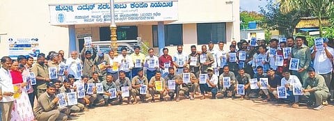 ಮಹಾಲಿಂಗಪುರದಲ್ಲಿ ವಿದ್ಯುತ್ ಖಾಸಗೀಕರಣ ವಿರೋಧಿಸಿ ಸಾಂಕೇತಿಕ ಪ್ರತಿಭಟನೆ ನಡೆಯಿತು. ವಿ.ಎನ್. ಮರಕಟ್ಟಿ, ರಾಜೇಶ ಬಾಗೋಜಿ, ರಂಗನಾಥ ಎಚ್.ಆರ್. ಇತರರಿದ್ದರು.
