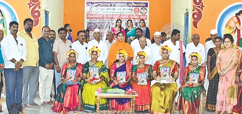ಮಹಾಲಿಂಗಪುರದ ಹುರಕಡ್ಲಿ ಫೌಂಡೇಷನ್ ವತಿಯಿಂದ ಆಯೋಜಿಸಿದ್ದ ಮಹಿಳೆಯರಿಗೆ ಉಚಿತ ಸ್ವುದ್ಯೋಗ ತರಬೇತಿ ಶಿಬಿರದಲ್ಲಿ ಗರ್ಭಿಣಿ ಮಹಿಳೆಯರಿಗೆ ಸೀಮಂತ ಕಾರ್ಯ ಮಾಡಲಾಯಿತು. ಮಾತೋಶ್ರೀ ವಿದ್ಯಾವತಿ, ಫೌಂಡೇಷನ್ ಅಧ್ಯಕ್ಷೆ ಸವಿತಾ ಹುರಕಡ್ಲಿ, ಶ್ರೀಶೈಲಪ್ಪ ಉಳ್ಳಾಗಡ್ಡಿ, ಶ್ರೀಶೈಲಪ್ಪ ಹಿಪ್ಪರಗಿ, ಪ್ರಕಾಶ ಬಾಡನವರ ಇತರರಿದ್ದರು.