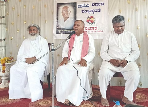 ಮಹಾಲಿಂಗಪುರ ಸಮೀಪದ ಸೈದಾಪೂರ ಗ್ರಾಮದಲ್ಲಿ ಶರಣ ದಿ. ಬಾಬುರಾವ ಹಾದಿಮನಿ ಅವರ 5ನೇ ವರ್ಷದ ಪುಣ್ಯಸ್ಮರಣೆ ಅಂಗವಾಗಿ ಹಮ್ಮಿಕೊಂಡಿದ್ದ ಸತ್ಸಂಗ ಕಾರ್ಯಕ್ರಮದಲ್ಲಿ ಮಾರುತಿ ಶರಣರು ಮಾತನಾಡಿದರು. ಜನಾರ್ಧನ ಸ್ವಾಮೀಜಿ, ಮಲಗೌಡ ಪಾಟೀಲ, ರಾಮನಗೌಡ ಪಾಟೀಲ ಇತರರಿದ್ದರು.
