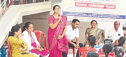 ಮಹಾಲಿಂಗಪುರದಲ್ಲಿ ಶ್ರೀಮತಿ ಭಾರತಿದೇವಿ ಮೆಮೊರಿಯಲ್ ಆಸ್ಪತ್ರೆಯಲ್ಲಿ ಹಮ್ಮಿಕೊಂಡಿದ್ದ ಗರ್ಭೀಣಿಯರ ಮತ್ತು ಸೀರೋಗ ಉಚಿತ ತಪಾಸಣಾ ಶಿಬಿರದಲ್ಲಿ ಡಾ.ರಶ್ಮಿ ಸೋರಗಾಂವಿ ಮಾತನಾಡಿದರು. ಡಾ.ಬಿ.ಡಿ.ಸೋರಗಾಂವಿ, ಡಾ.ಅಶ್ವೀನಿ ಕೊಲ್ಲೂರ, ಚಂದ್ರಶೇಖರ ಮೋರೆ, ಡಾ. ಸೌಮ್ಯ ಹೊಸಪೇಟಿ, ಡಾ. ಪವನ ಸೋರಗಾಂವಿ ಇತರರಿದ್ದರು.