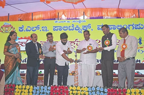  ಮಹಾಲಿಂಗಪುರದ ಕೆಎಲ್‌ಇ ಪಾಲಿಟೆಕ್ನಿಕ್‌ನಲ್ಲಿ ಜರುಗಿದ ಸೃಜನೋತ್ಸವ-2026 ಕಾರ್ಯಕ್ರಮವನ್ನು ವಿರೂಪಾಕ್ಷಯ್ಯ ಗುಡಗುಂಟಿಮಠ ಉದ್ಘಾಟಿಸಿದರು. ಸಿದ್ದಪ್ಪ ಪಟ್ಟಿಹಾಳ, ಪ್ರಾಚಾರ್ಯ ಎಸ್.ಐ. ಕುಂದಗೋಳ, ಅಶೋಕ ಅಂಗಡಿ, ಉಮೇಶ ಹಾದಿಮನಿ, ವಂದನಾ ಪಸಾರ ಇತರರಿದ್ದರು.
