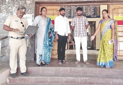  ಮಹಾಲಿಂಗಪುರಕ್ಕೆ ಆಗಮಿಸಿದ್ದ ಸಿಐಡಿ ಅಧಿಕಾರಿ ಪ್ರಭಾವತಿ ಪಾಂಡುರಂಗ ಗುರುವಾರ ಚಾಂದನಿ ನಾಯಕ ಅವರೊಂದಿಗೆ ಪುರಸಭೆ ಆವರಣದಲ್ಲಿ ಘಟನಾ ಸ್ಥಳ ಮಹಜರು ನಡೆಸಿದರು.