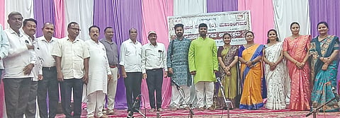 ಮಹಾಲಿಂಗಪುರದಲ್ಲಿ ರನ್ನ ವಿಚಾರ ವೇದಿಕೆ ಆಯೋಜಿಸಿದ್ದ ಹಿಂದೂಸ್ತಾನಿ ಸಂಗೀತ ಕಾರ್ಯಕ್ರಮದಲ್ಲಿ ಕಲಾವಿದರೊಂದಿಗೆ ವೇದಿಕೆ ಅಧ್ಯಕ್ಷ ಗುರುರಾಜ ಖಾಸನೀಸ, ಉಪಾಧ್ಯಕ್ಷ ಬಸವರಾಜ ಮೇಟಿ, ಜಿ.ಎಸ್.ಗೊಂಬಿ  ಇತರರಿದ್ದರು.