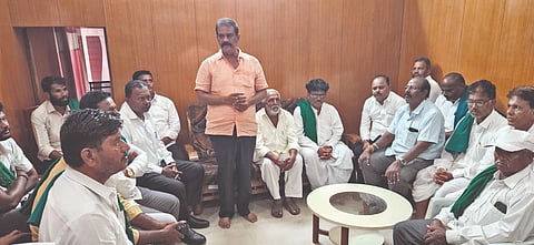 ಮಹಾಲಿಂಗಪುರದ ನಗರದ ಜಿಎಲ್‌ಬಿಸಿ ಅತಿಥಿಗಹದಲ್ಲಿ ಸೋಮವಾರ ನಡೆದ ಸುದ್ದಿಗೋಷ್ಠಿಯಲ್ಲಿ ಜಿಪಂ ಮಾಜಿ ಸದಸ್ಯ ಮಹಾಂತೇಶ ಹಿಟ್ಟಿನಮಠ ಮಾತನಾಡಿದರು. ತಾಲೂಕು ಹೋರಾಟ ಸಮಿತಿ ಅಧ್ಯಕ್ಷ ಸಂಗಪ್ಪ ಹಲ್ಲಿ, ರೈತ ಮುಖಂಡ ಗಂಗಾಧರ ಮೇಟಿ ಇತರರಿದ್ದರು.