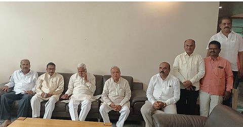  ಮಹಾಲಿಂಗಪುರ ಪಟ್ಟಣದಲ್ಲಿ ಸಂಸದ ಗೋವಿಂದ ಕಾರಜೋಳ ಸುದ್ದಿಗೋಷ್ಠಿಯಲ್ಲಿ ಮಾತನಾಡಿದರು. ಶಾಸಕ ಸಿದ್ದು ಸವದಿ, ಬಿಜೆಪಿ ಮುಖಂಡರಾದ ಬಸನಗೌಡ ಪಾಟೀಲ, ಮಹಾಂತೇಶ ಹಿಟ್ಟಿನಮಠ ಇದ್ದರು.