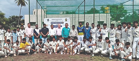  ಮಹಾಲಿಂಗಪುರದಲ್ಲಿ ರಡ್ಡಿ ಕ್ರಿಕೆಟ್ ಅಕಾಡೆಮಿ ವತಿಯಿಂದ ಆಯೋಜಿಸಲಾಗಿದ್ದ ಹೇಮರೆಡ್ಡಿ ಮಲ್ಲಮ್ಮ ಅಂಡರ್-15 ಅಂತರ್ ಶಾಲಾ ಕ್ರಿಕೆಟ್ ಟೂರ್ನಮೆಂಟ್-2026ರ ಪಂದ್ಯದ ಫೈನಲ್‌ ಪಂದ್ಯದಲ್ಲಿ ಡಾ. ಸಿದ್ಧಾಂತ ದಾನಿಗೊಂಡ್ ಸೆಂಟ್ರಲ್ ಸ್ಕೂಲ್ ತೇರದಾಳ ತಂಡ ಜಯಭೇರಿ ಬಾರಿಸಿತು. ಬಸವರಾಜ ಮುಗಳಖೋಡ, ಎಸ್.ಎಂ.ಗುಜ್ಜರ, ಮಹಾದೇವ ಕಡಬಲ್ಲವರ ಇತರರಿದ್ದರು.