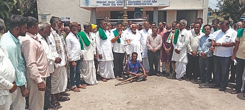 ಮಹಾಲಿಂಗಪುರದಲ್ಲಿ ವಿದ್ಯುತ್ ಇಲಾಖೆಯ ಖಾಸಗೀಕರಣ ವಿರೋಧಿಸಿ ನಡೆದ ಪ್ರತಿಭಟನೆಯಲ್ಲಿ ರೈತ ಮುಖಂಡ ಗಂಗಾಧರ ಮೇಟಿ ಮಾತನಾಡಿದರು. ಪಕ್ಕದಲ್ಲಿ ಸುಭಾಸ ಶಿರಬೂರ, ಧರೆಪ್ಪ ಸಾಂಗಲಿಕರ, ನಿಂಗಪ್ಪ ಬಾಳಿಕಾಯಿ ಇತರರಿದ್ದರು.