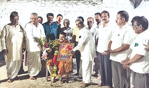  ಮಹಾಲಿಂಗಪುರದ ಜಂಗಮ ಸಮಾಜದ ಕಾರ್ಯಾಲಯದಲ್ಲಿ ಕಾಂಗ್ರೆಸ್ ಮುಖಂಡ ಸಿದ್ದು ಕೊಣ್ಣೂರ ಅವರನ್ನು ಸಮಾಜದ ವತಿಯಿಂದ ಸನ್ಮಾನಿಸಲಾಯಿತು. ಗುರುಪಾದಯ್ಯ ಚಟ್ಟಿಮಠ, ಮಹಾಂತೇಶ ಹಿಟ್ಟಿನಮಠ, ವಿರುಪಾಕ್ಷಯ್ಯ ಪಂಚಕಟ್ಟಿಮಠ ಮತ್ತಿತರರಿದ್ದರು.