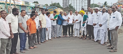 ಮಹಾಲಿಂಗಪುರ ಪಟ್ಟಣದ ರಾಣಿ ಚನ್ನಮ್ಮ ವೃತ್ತದಲ್ಲಿ ಹೋರಾಟಗಾರರು ಪ್ರತಿಭಟನೆ ನಡೆಸಿ ತಹಸೀಲ್ದಾರ್‌ ಗಿರೀಶ ಸ್ವಾದಿ ಅವರಿಗೆ ಮನವಿ ಸಲ್ಲಿಸಿದರು. ಹೋರಾಟ ಸಮಿತಿ ಅಧ್ಯಕ್ಷ ಸಂಗಪ್ಪ ಹಲ್ಲಿ, ಗಂಗಾಧರ ಮೇಟಿ, ನಿಂಗಪ್ಪ ಬಾಳಿಕಾಯಿ, ನಿಂಗಪ್ಪ ಬಾಳಿಕಾಯಿ, ವಿರೇಶ ಆಸಂಗಿ, ಪರಪ್ಪ ಬ್ಯಾಕೋಡ, ಚಿನ್ನು ದೇಸಾಯಿ, ಹನಮಂತ ಜಮಾದಾರ, ಸಿದ್ದು ಶಿರೋಳ, ಭೀಮಶಿ ಸಸಾಲಟ್ಟಿ ಇತರರಿದ್ದರು.