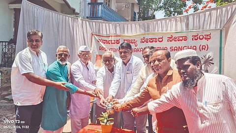 ಮಹಾಲಿಂಗಪುರದ ರಾಜ್ಯ ನೇಕಾರ ಸೇವಾ ಸಂಘದ ಕೇಂದ್ರ ಕಚೇರಿಯಲ್ಲಿ ಜರುಗಿದ ಕಾರ್ಮಿಕ ದಿನಾಚರಣೆ ಕಾರ್ಯಕ್ರಮವನ್ನು ಆಮ್ ಆದ್ಮಿ ಪಕ್ಷದ ತೇರದಾಳ ಮತಕ್ಷೇತ್ರದ ಮುಖಂಡ ಅರ್ಜುನ ಹಲಗಿಗೌಡರ ಉದ್ಘಾಟಿಸಿದರು. ಸೇವಾ ಸಂಘದ ಅಧ್ಯಕ್ಷ ಶಿವಲಿಂಗ ಟಿರಕಿ, ಪೈಗಂಬರ ಪೆಂಡಾರಿ ಇತರರಿದ್ದರು.