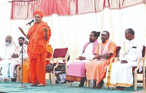 ಮಹಾಲಿಂಗಪುರ ಸಮೀಪದ ರನ್ನಬೆಳಗಲಿಯಲ್ಲಿ ಕೊಪ್ಪಳ ಅಭಿನವ ಗವಿಸಿದ್ಧೇಶ್ವರ ಶ್ರೀಗಳು ಭಕ್ತರನ್ನುದ್ದೇಶಿಸಿ ಮಾತನಾಡಿದರು. ಡಾ. ರಮೇಶ ಕುಮಾರ ಶಾಸಿಗಳು, ಸಿದ್ಧರಾಮ ಶಿವಯೋಗಿಗಳು ಇದ್ದರು.