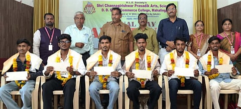 ಮಹಾಲಿಂಗಪುರದ ಕೆಎಲ್‌ಇ ಪದವಿ ಕಾಲೇಜಿನಲ್ಲಿ ನಡೆದ ಆರೋಹಣ ಕಾರ್ಯಕ್ರಮದಲ್ಲಿ ಪ್ರತಿಭಾವಂತ ವಿದ್ಯಾರ್ಥಿಗಳಿಗೆ ನಗದು ಪುರಸ್ಕಾರ ನೀಡಲಾಯಿತು. ಡಾ. ಎಸ್.ಬಿ. ಮಾಟೋಳಿ, ಅಶೋಕ ಅಂಗಡಿ, ಎನ್.ಬಿ. ಪಾಟೀಲ ಇದ್ದರು.