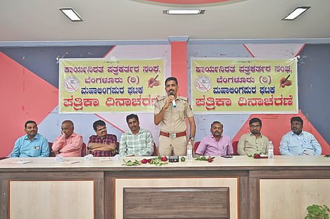 ಕರ್ನಾಟಕ ಕಾರ್ಯನಿರತ ಪತ್ರಕರ್ತರ ಸಂಘ ಮಹಾಲಿಂಗಪುರ ಘಟಕದ ವತಿಯಿಂದ  ಹಮ್ಮಿಕೊಂಡಿದ್ದ ಪತ್ರಿಕಾ ದಿನಾಚರಣೆ ಕಾರ್ಯಕ್ರಮದಲ್ಲಿ ಸಿಪಿಐ ಆರ್.ಆರ್.ಪಾಟೀಲ ಮಾತನಾಡಿದರು. ಈಶ್ವರ ಶೆಟ್ಟರ, ಮಹೇಶ ಅಂಗಡಿ, ಮಹೇಶ ಮನ್ನಯ್ಯನವರಮಠ ಇತರರಿದ್ದರು.