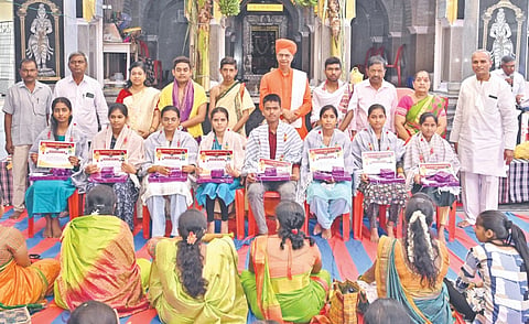 ಮಹಾಲಿಂಗಪುರದ ಬನಶಂಕರಿದೇವಿ ದೇವಸ್ಥಾನದಲ್ಲಿ ಹಮ್ಮಿಕೊಂಡಿದ್ದ ಶ್ರೀಚಕ್ರ ಮಂಡಲ ಪೂಜೆ ಕಾರ್ಯಕ್ರಮದಲ್ಲಿ ಪ್ರತಿಭಾವಂತ ವಿದ್ಯಾರ್ಥಿಗಳನ್ನು ಸನ್ಮಾನಿಸಲಾಯಿತು. ಚಿಮ್ಮಡ ವಿರಕ್ತಮಠದ ಪ್ರಭು ಶ್ರೀಗಳು, ಮಾಲಾ ವಿಜಯಕುಮಾರ, ಮಲ್ಲಪ್ಪ ಭಾವಿಕಟ್ಟಿ, ಲಕ್ಕಪ್ಪ ಚಮಕೇರಿ, ನಾರಾಯಣ ಕಿರಗಿ, ಸಿದಗಿರೆಪ್ಪ ಕಾಗಿ, ಶ್ರೀಶೈಲಪ್ಪ ಬಾಡನವರ, ಜಿ.ಎಸ್.ಗೊಂಬಿ ಇತರರಿದ್ದರು.