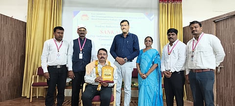 ಮಹಾಲಿಂಗಪುರದ ಕೆಎಲ್‌ಇ ಎಸ್‌ಸಿಪಿ ಮಹಾವಿದ್ಯಾಲಯದಲ್ಲಿ ನಡೆದ ’ಸಂಕಲ್ಪ’ ಇಂಡಕ್ಷನ್ ಕಾರ್ಯಕ್ರಮದಲ್ಲಿ ಸಹಾಯಕ ಪ್ರಾಧ್ಯಾಪಕ ಶಂಕರ ಅರಬಳ್ಳಿ ಅವರನ್ನು ಸನ್ಮಾನಿಸಲಾಯಿತು. ಪ್ರಾಚಾರ್ಯ ಎನ್.ಬಿ. ಪಾಟೀಲ, ಸುನಂದಾ ಸೊರಗಾಂವಿ, ಸಿ.ಎಂ. ಐಗಳಿ, ಎಂ. ಉಗಾರೆ, ಡಾ. ಎಸ್.ಸಿ. ಬಿಜ್ಜರಗಿ ಇತರರಿದ್ದರು.