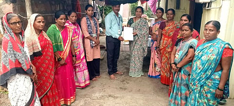 ಮಹಾಲಿಂಗಪುರದಲ್ಲಿ ಧರ್ಮಸ್ಥಳ ಗ್ರಾಮಾಭಿವೃದ್ಧಿ ಯೋಜನೆಯಿಂದ ಗುರುನಾಥರೂಢ ಸ್ವ-ಸಹಾಯ ಸಂಘದ ಸದಸ್ಯರಿಗೆ ಸಾಲ ಮಂಜೂರಾತಿ ಪತ್ರವನ್ನು ಮುಧೋಳ ತಾಲೂಕು ಯೋಜನಾಧಿಕಾರಿ ರಾಜು ಎಸ್. ವಿತರಿಸಿದರು. ಮೇಲ್ವಿಚಾರಕ ಮಲ್ಲಿಕಾರ್ಜುನ,ಅನ್ನಪೂರ್ಣ ಧಡೂತಿ, ಚೈತ್ರಾ ಲಾತೂರ ಇತರರಿದ್ದರು.