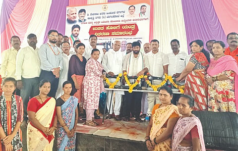  ಮಹಾಲಿಂಗಪುರದಲ್ಲಿ ಡಿ. ದೇವರಾಜ ಅರಸು ನಿಗಮದಿಂದ ಆಯ್ಕೆಯಾದ ಲಾನುಭವಿಗಳಿಗೆ ನಿಗಮದ ಅಧ್ಯಕ್ಷ ಕೀರ್ತಿ ಗಣೇಶ ಜಿ.ಎನ್. ಹೊಲಿಗೆ ಯಂತ್ರಗಳನ್ನು ವಿತರಿಸಿದರು. ಶಾಸಕ ಸಿದ್ದು ಸವದಿ, ಬಸವರಾಜ ಚಮಕೇರಿ ಇತರರಿದ್ದರು.