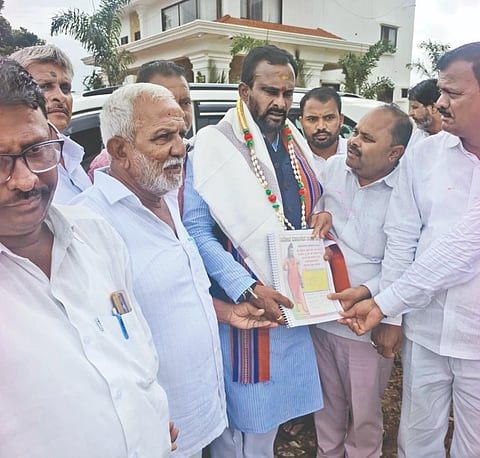 ಜಮಖಂಡಿ ತಾಲೂಕಿನ ಸಾವಳಗಿ ಗ್ರಾಮಕ್ಕೆ ಆಗಮಿಸಿದ್ದ ಸಣ್ಣ ಕೈಗಾರಿಕಾ ಸಚಿವ ವಿಜಯಾನಂದ ಕಾಶಪ್ಪನವರ ಅವರನ್ನು ಮಹಾಲಿಂಗಪುರ ತಾಲೂಕು ಹೋರಾಟ ಸಮಿತಿ ಸದಸ್ಯರು ಭೇಟಿಮಾಡಿ ಮನವಿ ಸಲ್ಲಿಸಿದರು. ಸಮಿತಿ ಅಧ್ಯಕ್ಷ ಸಂಗಪ್ಪ ಹಲ್ಲಿ, ಮಹಾದೇವ ಮೇಟಿ ಹಾಗೂ ನಿಂಗಪ್ಪ ಬಾಳಿಕಾಯಿ ಇದ್ದರು.