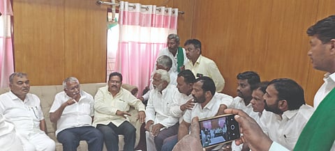 ಮಹಾಲಿಂಗಪುರದಲ್ಲಿ ತಾಲೂಕು ಹೋರಾಟಗಾರರೊಂದಿಗೆ ಉಸ್ತುವಾರಿ ಸಚಿವ ಆರ್.ಬಿ. ತಿಮ್ಮಾಪೂರ ಮಾತನಾಡಿದರು. ಹೋರಾಟ ಸಮಿತಿ ಅಧ್ಯಕ್ಷ ಸಂಗಪ್ಪ ಹಲ್ಲಿ, ಯಲ್ಲನಗೌಡ ಪಾಟೀಲ, ರಂಗನಗೌಡ ಪಾಟೀಲ ಇದ್ದರು.
