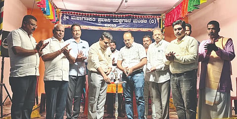 ಮಹಾಲಿಂಗಪುರದಲ್ಲಿ ಉಡುಪಿ ಹೋಟೆಲ್ ಮಾಲೀಕರ ಸಂಘ ಮತ್ತು ಕಾನಿಪ ಸಂಘದ ಆಶ್ರಯದಲ್ಲಿ ಹಮ್ಮಿಕೊಂಡ ಯಕ್ಷಗಾನ ಪ್ರದರ್ಶನವನ್ನು ಡಾ. ಅಜೀತ ಕನಕರಡ್ಡಿ ಉದ್ಘಾಟಿಸಿದರು. ಡಾ. ವಿಶ್ವನಾಥ ಗುಂಡಾ, ಎಚ್. ಸುರೇಶ ಶೆಟ್ಟಿ, ಅಲ್ಲಪ್ಪ ಗುಂಜಿಗಾಂವಿ ಇತರರಿದ್ದರು